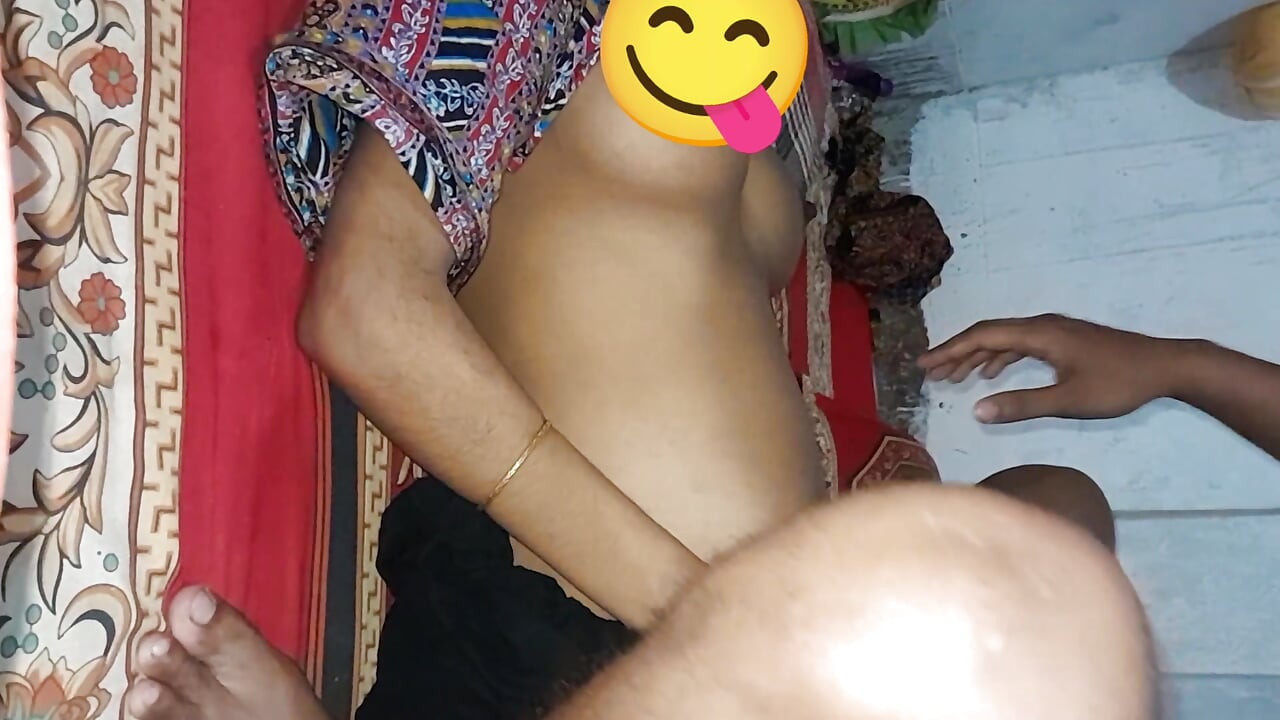 Desi village girl fuck horny pussy by fingering and showing boobs and play with fingering video