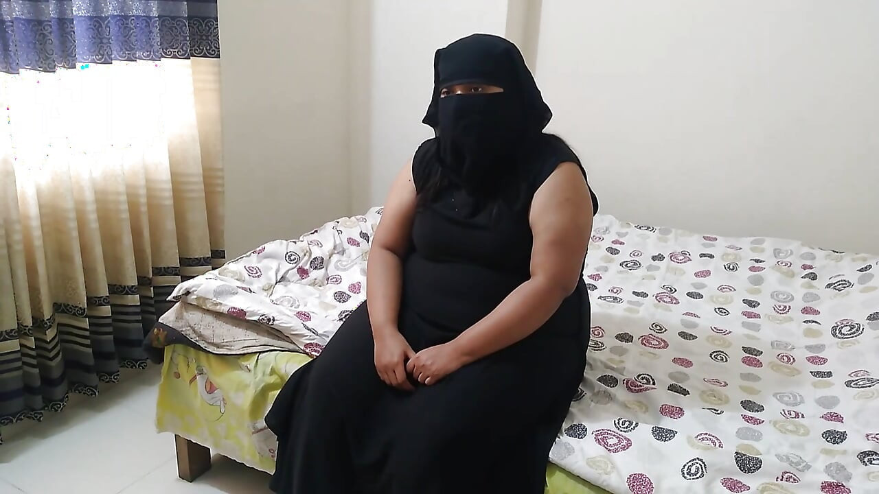 Üvey baba ofise gittiğinde, üvey oğul üvey annesinin odasını ziyaret ediyor ve yatakta sikişiyor ve sulu amına boşalıyor