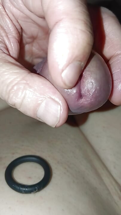 Aku suka bermain dengan lubang di penisku