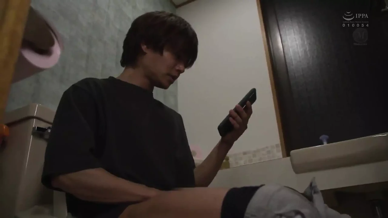 在朋友的继母不知情的情况下偷偷地与她发生性关系。第3部分