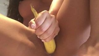 Aziatische babe masturbeert haar poesje met een banaan