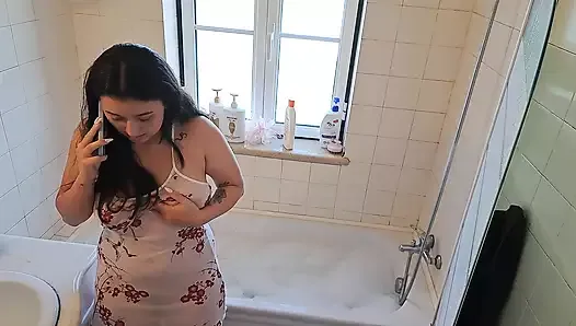 Latina esposa chama faz-tudo para consertar a banheira