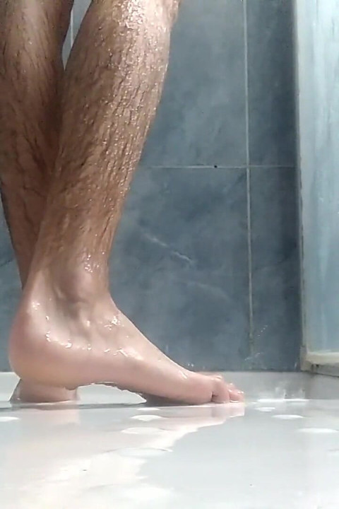 Kamu mau crot di kakiku? Mandi bareng spermamu dong! Cewek seksi ini lagi asik mainin kakinya di kamar mandi
