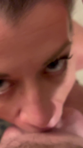 Blowjob dan telan pelacur Moan epik | Klip 1