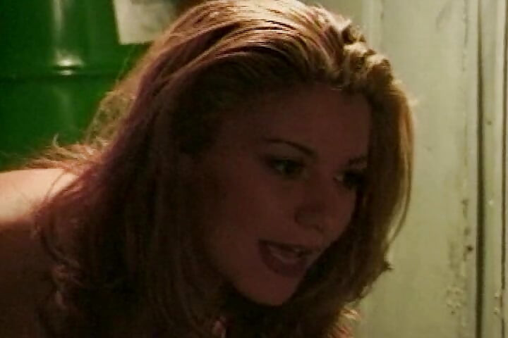 Tentadora loira gata fode guarda com tesão até uma gozada facial