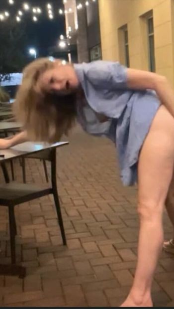 Paulina en public dehors se déshabille et se masturbe