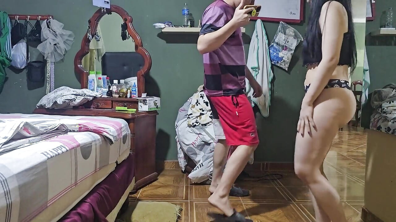 Sial, cewek ini suka memompa susu ke lubang pantatnya.