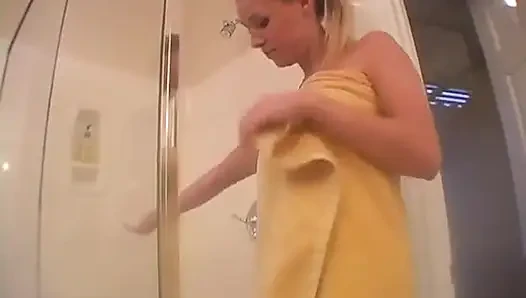 Julia, great blonde babe masturbates in the tub