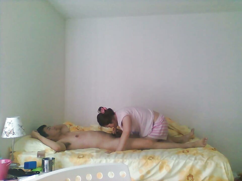 O curvă chineză supusă îmi suge pula și îmi înghite sperma