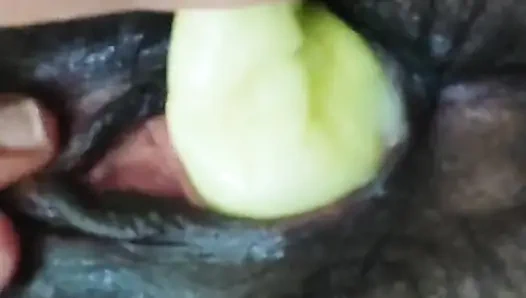 Desi geiles mädchen masturbckt mit einem dildo