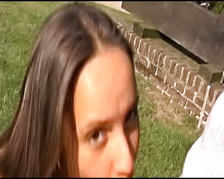 Linda boneca alemã de grande rabo chupa pila ao ar livre
