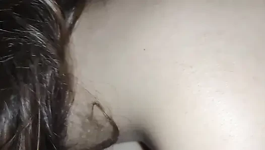 Üvey kız kardeş ve üvey erkek kardeş evde tek başına romantik öpüşüyor Hintli çift