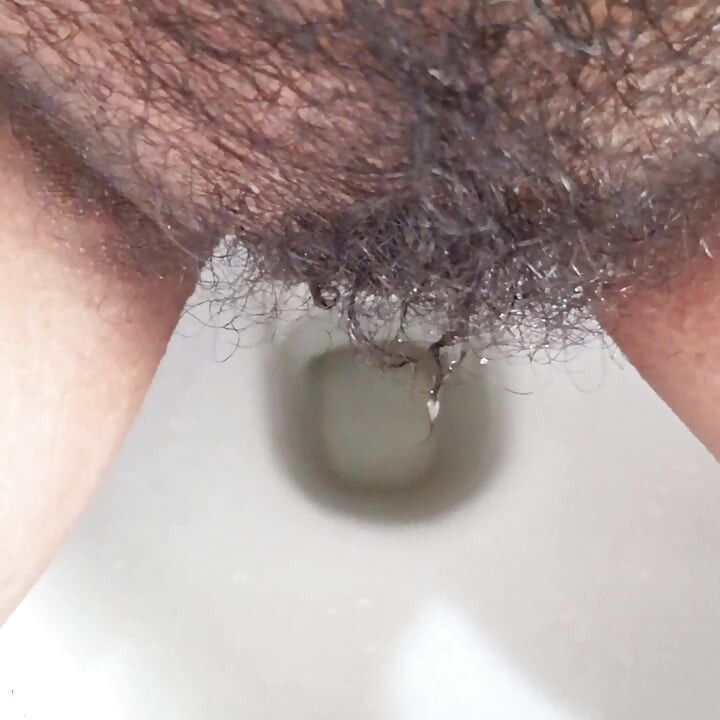 Heiße tante pisst im badezimmer und video von stiefsohn, aber sie weiß es