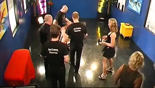 Sarışın sürtük canlı sahnede birden fazla adam tarafından sert grup seks yapıyor