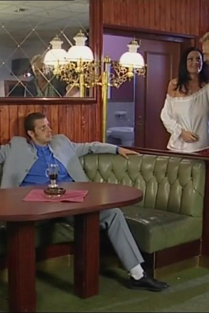 Soțul scroaf pervers își vinde soția pentru bani unui tip care o fute