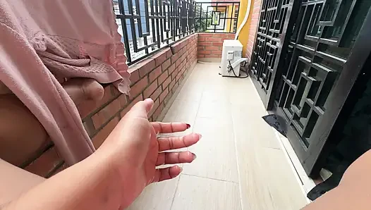 Letzte nacht ging ich in meiner unterwäsche um den balkon und sah meinen nachbarn, also beschloss ich, heute morgen zu masturbieren, um zu sehen, ob ich ausgehen und
