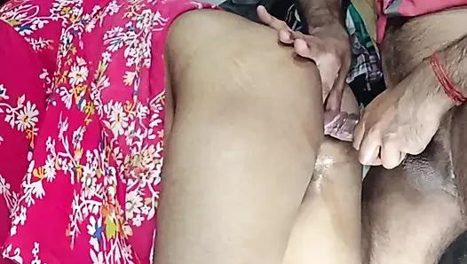 Göt amcık sikiyor yarak emiyor göğüslerini emiyor memeden süt emiyor ve domaltarak yarağa oturuyor ve doğrudan Hintçe seste yatıyor