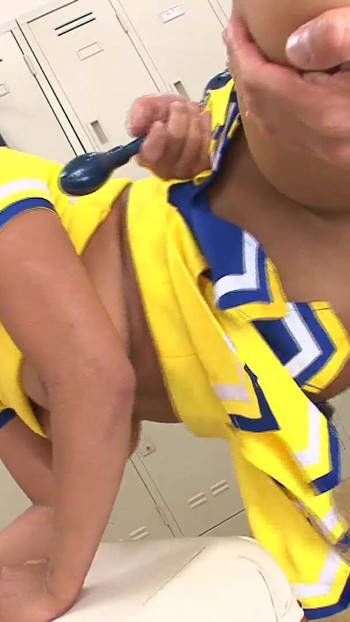 Powerful moment from "Asiatische Cheerleaderin laesst sich in der Umkleide von Ihren Lehrern ficken"
