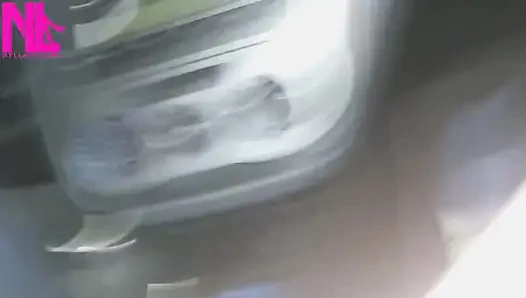 Benzin istasyonunda mavi külotlu çorap ve mavi dairelerde sarkma ve ayakkabı oyunu