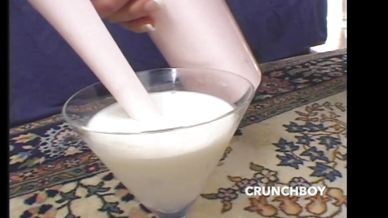 2 büyük yaraklı oğlan tarafından kullanılan bu kız kaltak için prezervatifsiz çifte penetrasyon ve anal yok etme