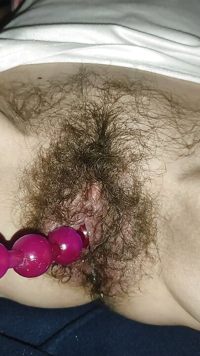 Coño peludo dedeándose y corriéndose con lápiz mágico, pequeño chorro