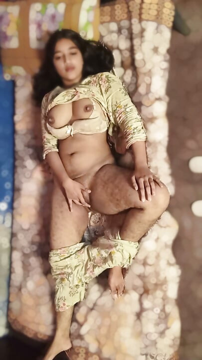 Desi seksi tinejdžerka pokazuje golu pičku dečku na video pozivu i jebe se