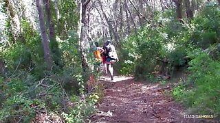 Une fois que la brune s'est égarée dans la forêt, elle s'initie