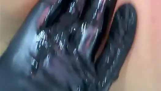 Я играю со сладкой маленькой киской