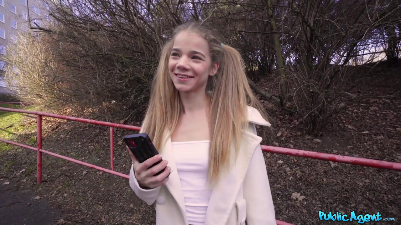 Public Agent - 娇小的西班牙18岁少女，阴户流白浆，身材苗条，在大学数学上遇到了麻烦