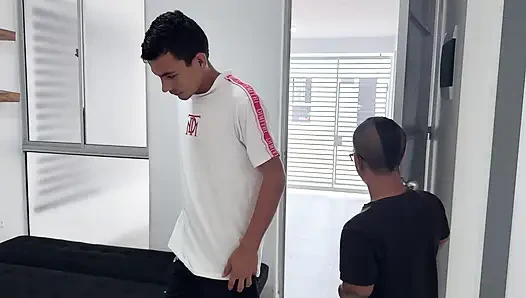 Kocam dikkati dağılırken iş arkadaşımla zengin sert seks yapıyorum
