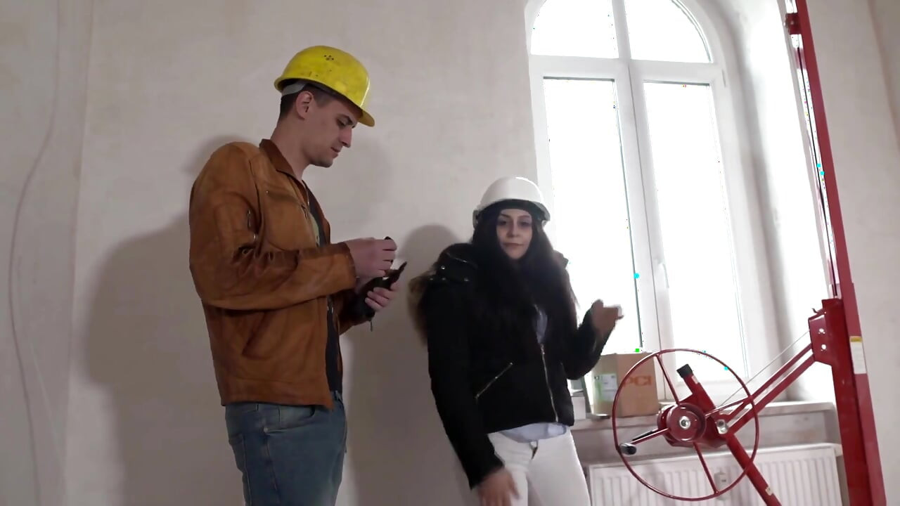 חמודה ברונטית עם ציצים גדולים מרוסקת ומרוססת על שדיה