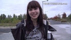 Une adolescente de 18 ans dans un casting porno