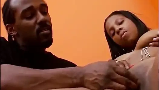 Большой черный член сосет большую черную пухлую девушку, трахающуюся в задницу