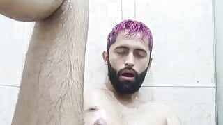 Camilo Brown, latino à grosse bite, utilise de l’huile et un vibromasseur sous la douche pour s’offrir un orgasme prostatique intense