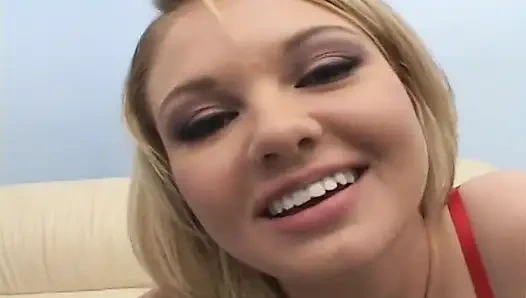 Cewek pirang mengisap kontol besar lalu wajahnya penuh dengan air mani