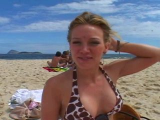 Hilary Duff sur une plage à Rio