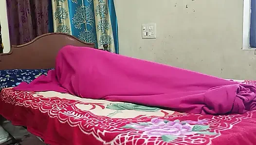 Perselingkuhan terlarang waktu suami lagi ngentot sama ibu tiri telugu pakai kain sosis