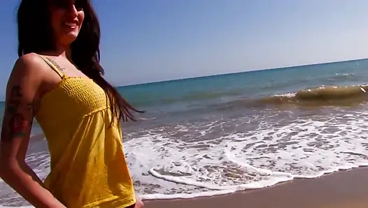 Анал на улице, жестко трахаю ее очко