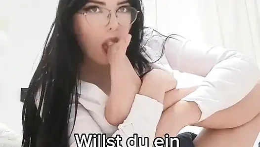 Gut bestücktes Schulmädchen in einem Perlen-tanga riecht am fenster und masturbiert