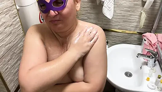 Nackt und nasser zara-charme genießt eine heiße hoteldusche