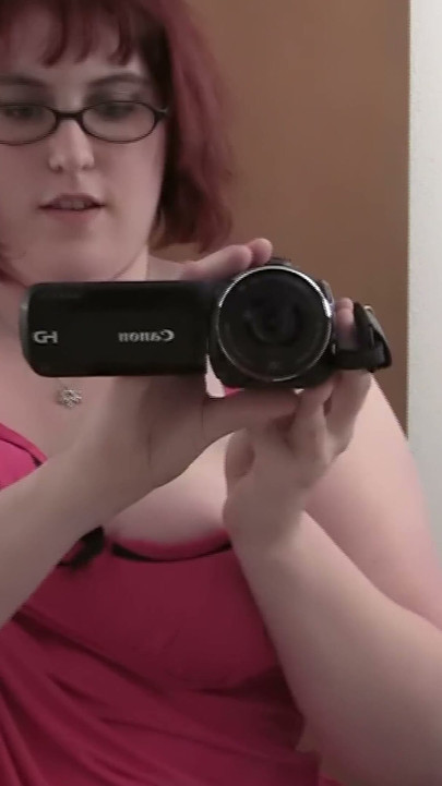 Pelirroja Tetona En Gafas Se Filma Desnuda En El Espejo Del Baño