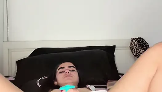 Melody'nin amıyla oynadığını görmek istiyorum!