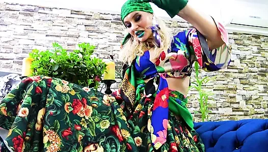 Kiss Poison Ivy 's Green Lips