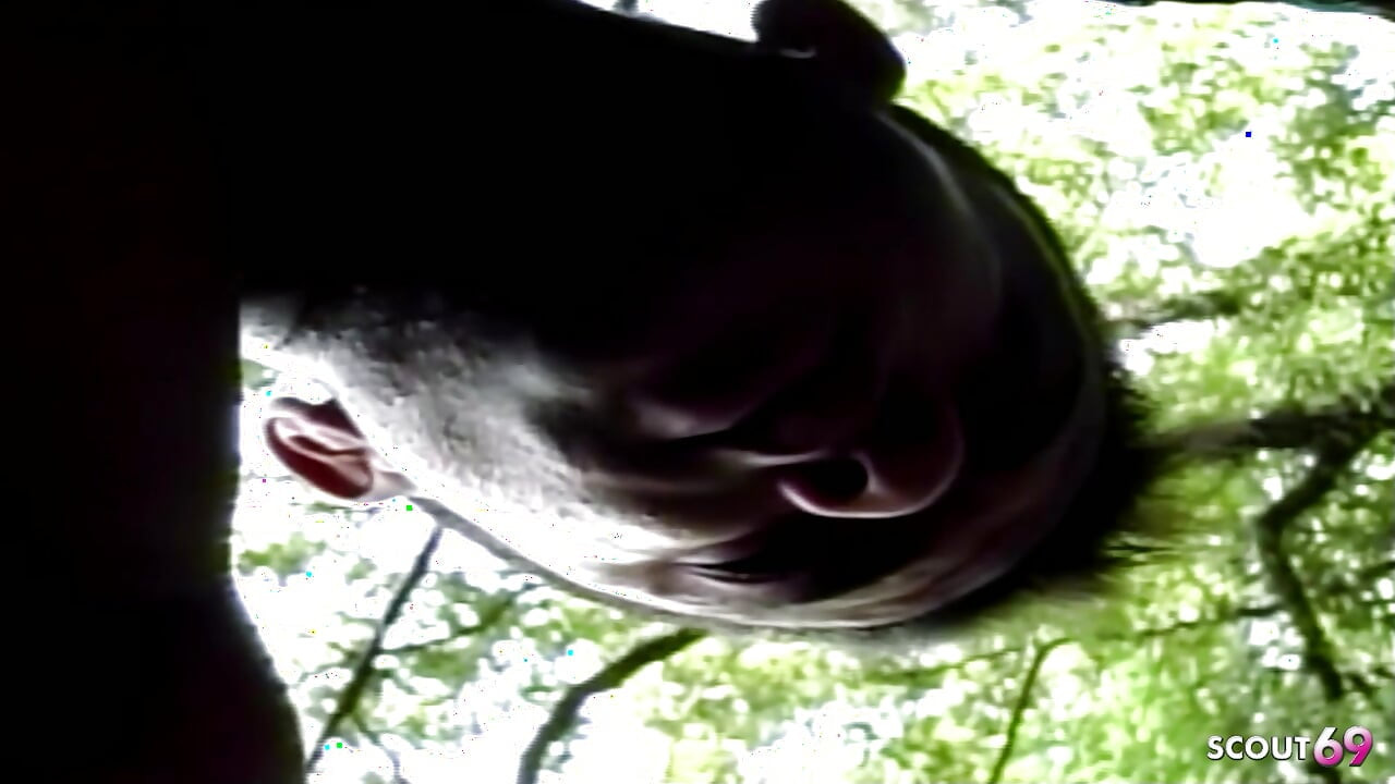 Dobře trénovaná Latinoameričanka ošukaná do zadku hubenou Shemale venku