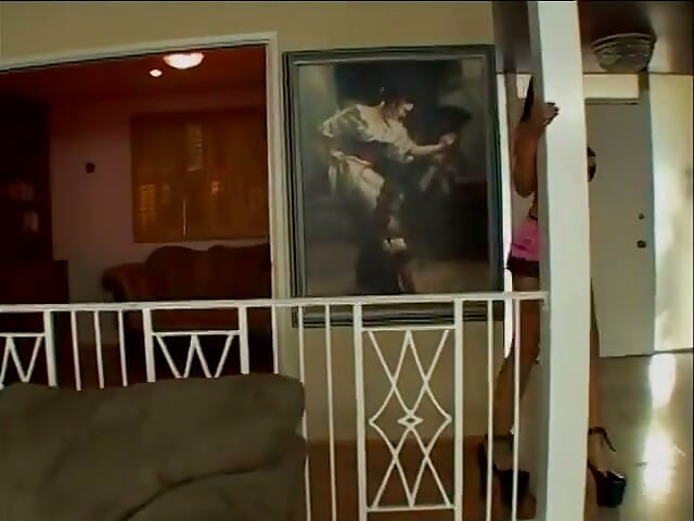 Chica oriental tetona se inclina para una polla gorda