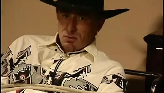 Heiße blondine in dessous reitet einen cowboy-hengst