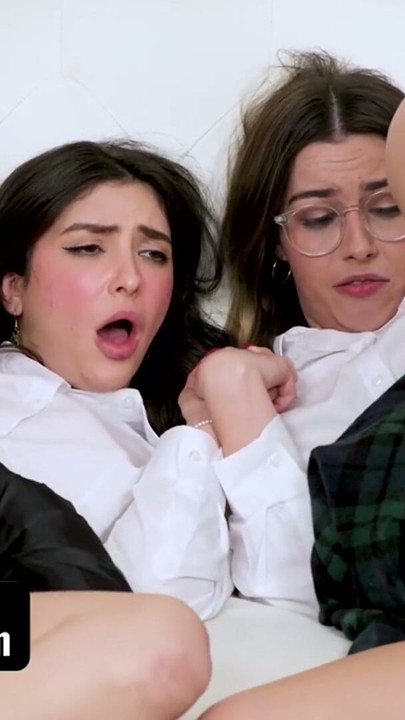 Swappz - üvey kız kardeşler üvey erkek kardeşlerin yarağına dokunma fikriyle iğreniyor, ancak sikişmeyi kabul ediyorlar | Klip 3