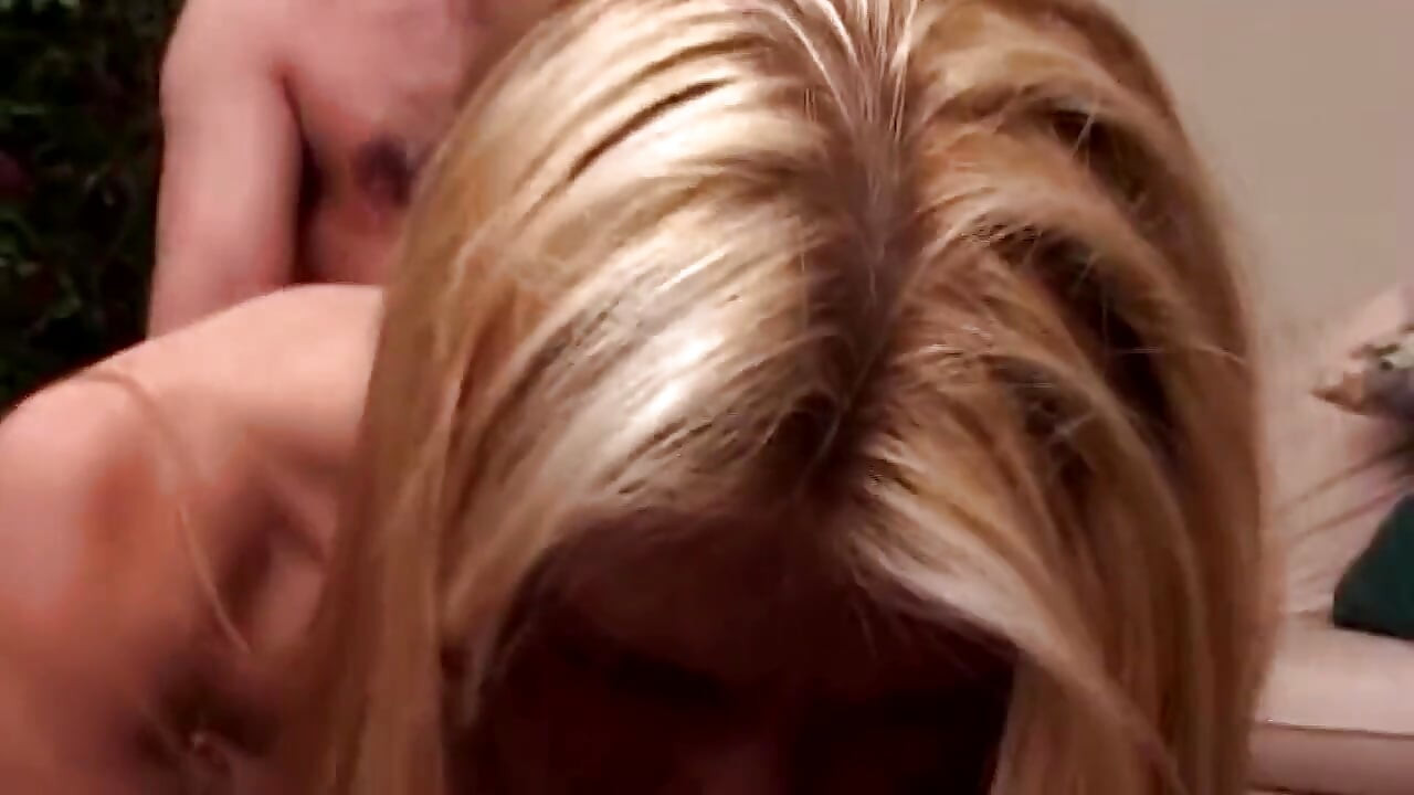 Blondin suger kuk sedan blir fitta slickad och knullad