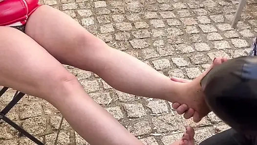 Чистить грязные ноги...