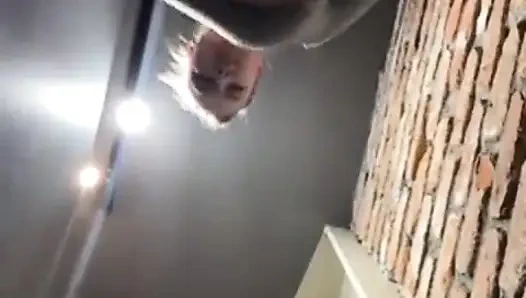 Aşırı fışkırtma. Kamerada oturuyor ve anal parmaklıyor